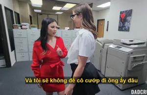 Cô gái trẻ trong sáng giá trị cao mới đến và bạn trai của cô ấy quan hệ tình dục, trang phục gợi cảm, cảnh quay cận cảnh và tư thế chó, âm hộ không lông, hậu môn gợi cảm