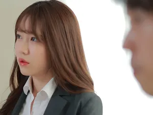 Cô giáo dạy sinh học gợi cảm lộ mặt và quan hệ tình dục với nam sinh tại nhà. Cô ấy mặc đồ lụa đen và đi giày cao gót và quyến rũ cậu bé liếm âm hộ của mình. Cô ấy quan hệ với cậu bé trên giường và dưới gầm giường, rên rỉ và rên rỉ.