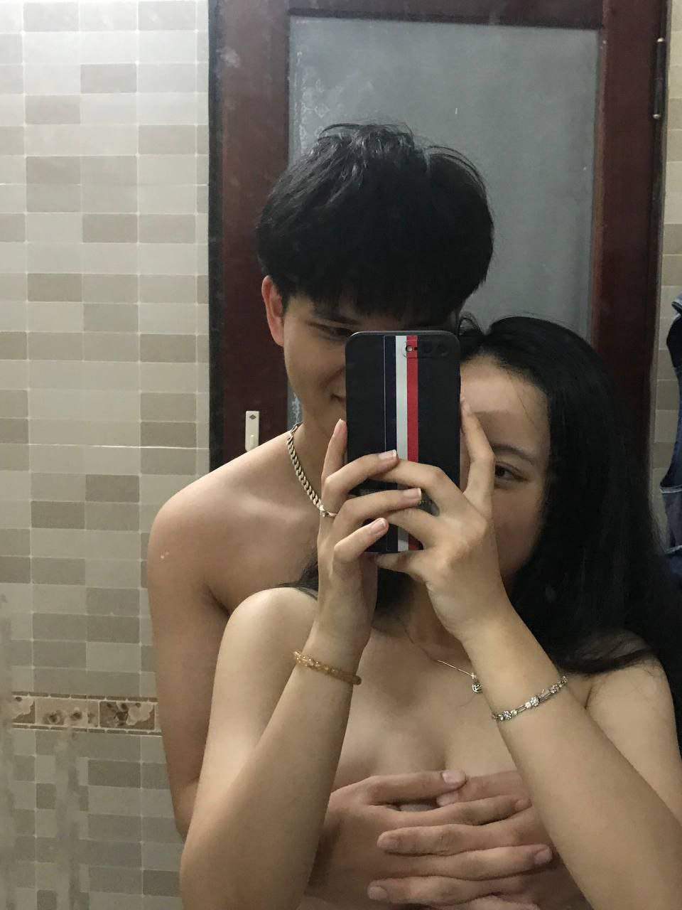 Kí kết hợp đồng trong nhà nghỉ.