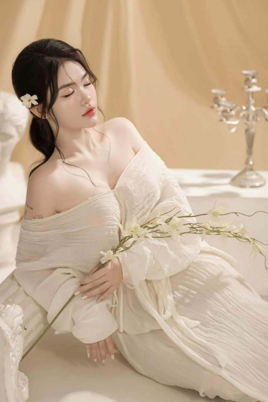 Tình một đêm giữa cậu nhân viên và nữ giám đốc trẻ dâm đãng